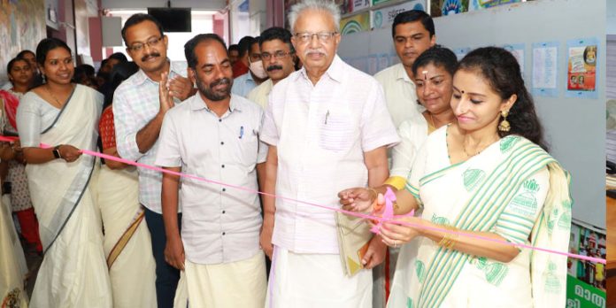 വേറിട്ട അനുഭവമായി ഭാഷാ ബോധന പ്രദര്ശനം കളക്ടറേറ്റില് ആരംഭിച്ചു വേറിട്ട അനുഭവമായി ഭാഷാ ബോധന പ്രദര്ശനം കളക്ടറേറ്റില് ആരംഭിച്ചു