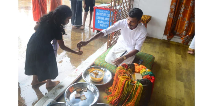 മതമൈത്രിയുടെ പ്രതീകമായി സന്നിധാനത്തെ വാവര് നട മതമൈത്രിയുടെ പ്രതീകമായി സന്നിധാനത്തെ വാവര് നട