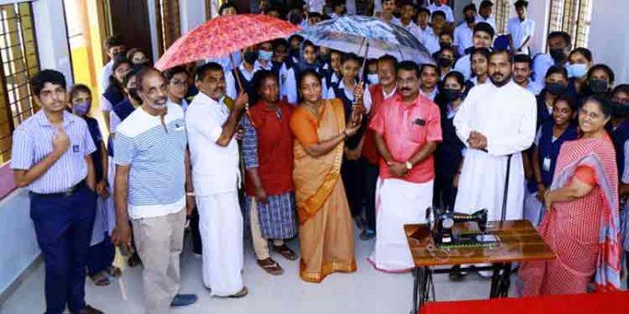 ലോട്ടറി കച്ചവടക്കാർക്ക് കുടകൾ വിതരണം ചെയ്ത് റാന്നി എസ് സി ഹയർ സെക്കൻഡറി സ്കൂൾ എൻഎസ്എസ് യൂണിറ്റ് ലോട്ടറി കച്ചവടക്കാർക്ക് കുടകൾ വിതരണം ചെയ്ത് റാന്നി എസ് സി ഹയർ സെക്കൻഡറി സ്കൂൾ എൻഎസ്എസ് യൂണിറ്റ്