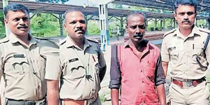 ട്രെയിന് യാത്രക്കിടെ യുവതിയുടെ ബാഗില് നിന്നു സ്വര്ണവും പണവും മൊബൈല് ഫോണും കവര്ന്ന പ്രതിയെ റെയില്വേ പോലീസ് അറസ്റ്റ് ചെയ്തു ട്രെയിന് യാത്രക്കിടെ യുവതിയുടെ ബാഗില് നിന്നു സ്വര്ണവും പണവും മൊബൈല് ഫോണും കവര്ന്ന പ്രതിയെ റെയില്വേ പോലീസ് അറസ്റ്റ് ചെയ്തു