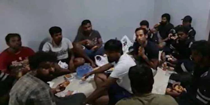 ഗിനിയില് തടവിലാക്കിയ 15 ഇന്ത്യക്കാരെ നൈജീരിയിലേക്ക് കൊണ്ടുപോകാന് ശ്രമം ഗിനിയില് തടവിലാക്കിയ 15 ഇന്ത്യക്കാരെ നൈജീരിയിലേക്ക് കൊണ്ടുപോകാന് ശ്രമം