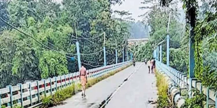 അത്തിക്കയം പാലത്തില് വഴിവിളക്കുകള് കണ്ണടച്ചിട്ട് നാളുകൾ ഏറെ അത്തിക്കയം പാലത്തില് വഴിവിളക്കുകള് കണ്ണടച്ചിട്ട് നാളുകൾ ഏറെ
