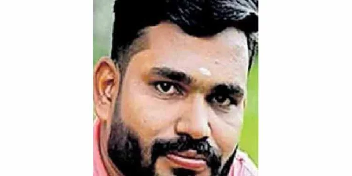പന്തളത്ത് യുവതി വീടിനുള്ളില് തൂങ്ങിമരിച്ച സംഭവം : ഭര്ത്താവിന്റെ സുഹൃത്ത് അറസ്റ്റില് പന്തളത്ത് യുവതി വീടിനുള്ളില് തൂങ്ങിമരിച്ച സംഭവം : ഭര്ത്താവിന്റെ സുഹൃത്ത് അറസ്റ്റില്
