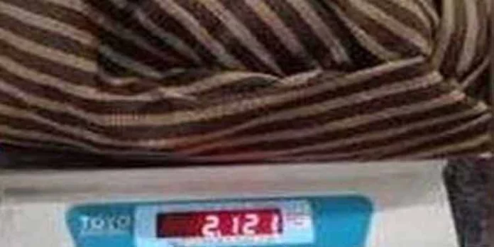 വസ്ത്രത്തില് സ്വര്ണമിശ്രിതം തേച്ചുപിടിപ്പിച്ചു ; ചോക്കലേറ്റ് നിറത്തില് അലങ്കരിച്ചു – മെറ്റല് ഡിറ്റക്ടറില് തെളിഞ്ഞില്ല, സ്ത്രീ പിടിയിലായത് ഇങ്ങനെ വസ്ത്രത്തില് സ്വര്ണമിശ്രിതം തേച്ചുപിടിപ്പിച്ചു ; ചോക്കലേറ്റ് നിറത്തില് അലങ്കരിച്ചു – മെറ്റല് ഡിറ്റക്ടറില് തെളിഞ്ഞില്ല, സ്ത്രീ പിടിയിലായത് ഇങ്ങനെ