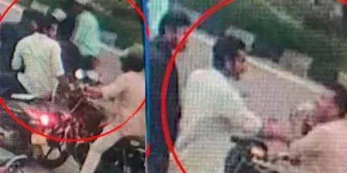 ട്രാഫിക് സിഗ്നലിൽ ഹോൺ മുഴക്കി എന്നാരോപിച്ച് സർക്കാർ ജീവനക്കാരന് ക്രൂര മര്ദനം ട്രാഫിക് സിഗ്നലിൽ ഹോൺ മുഴക്കി എന്നാരോപിച്ച് സർക്കാർ ജീവനക്കാരന് ക്രൂര മര്ദനം