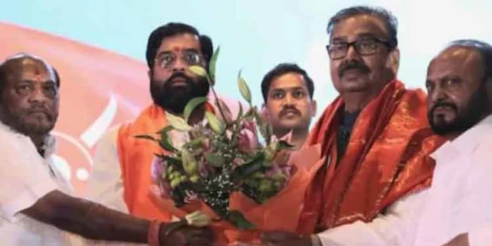 ഉദ്ധവ് താക്കറെയെ വിട്ട് ഒരു എംപി കൂടി ഏക്നാഥ് ഷിൻഡെ ക്യാമ്പിൽ ഉദ്ധവ് താക്കറെയെ വിട്ട് ഒരു എംപി കൂടി ഏക്നാഥ് ഷിൻഡെ ക്യാമ്പിൽ