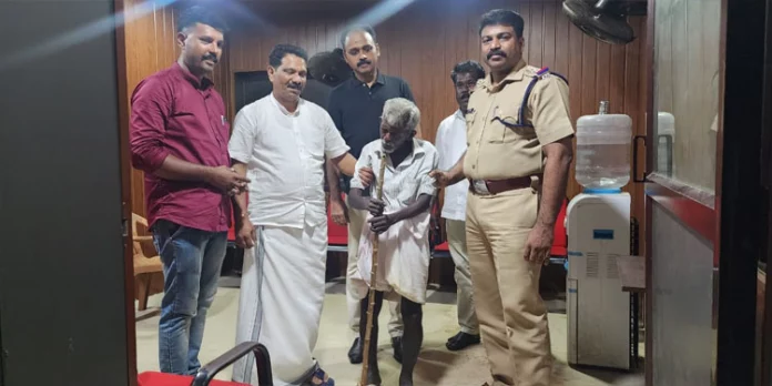 കരുതലിന്റെ കരം നീട്ടി പോലീസ് ; സുരക്ഷിതനായി വയോധികൻ കരുതലിന്റെ കരം നീട്ടി പോലീസ് ; സുരക്ഷിതനായി വയോധികൻ