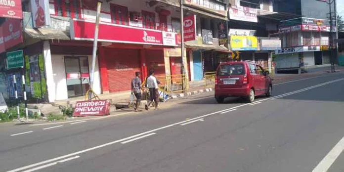 റാന്നിയിലെ വണ്വേ പേരിന് മാത്രം ; ഇരുചക്ര വാഹനങ്ങളും ചെറിയ വാഹനങ്ങളുമൊക്കെ ഇതുവഴി തലങ്ങും വിലങ്ങും ഓടുo റാന്നിയിലെ വണ്വേ പേരിന് മാത്രം ; ഇരുചക്ര വാഹനങ്ങളും ചെറിയ വാഹനങ്ങളുമൊക്കെ ഇതുവഴി തലങ്ങും വിലങ്ങും ഓടുo