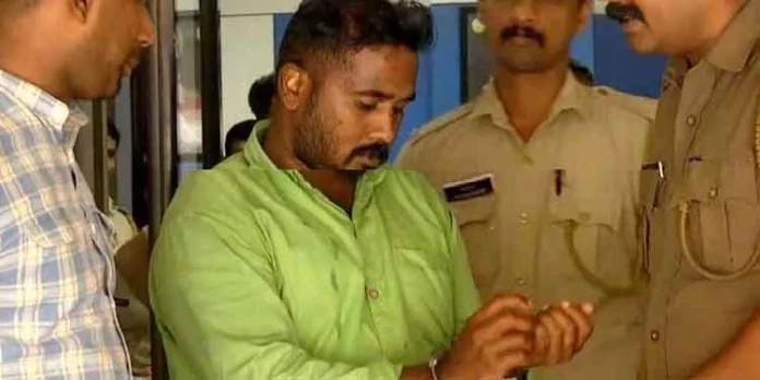 സ്വന്തം ഉടുമുണ്ട് ഊരി സ്ത്രീകളുടെ മുഖം മറച്ച് ക്രൂര പീഡനത്തിന് ഇരയാക്കുന്ന യുവാവ് അറസ്റ്റില് സ്വന്തം ഉടുമുണ്ട് ഊരി സ്ത്രീകളുടെ മുഖം മറച്ച് ക്രൂര പീഡനത്തിന് ഇരയാക്കുന്ന യുവാവ് അറസ്റ്റില്