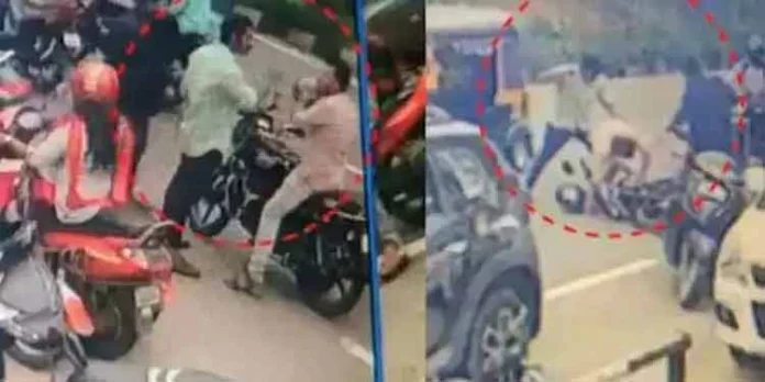 നിറമണ്കരയില് നടുറോഡില് സര്ക്കാര് ഉദ്യോഗസ്ഥനെ മര്ദിച്ച പ്രതികളെ കോടതി റിമാന്ഡ് ചെയ്തു നിറമണ്കരയില് നടുറോഡില് സര്ക്കാര് ഉദ്യോഗസ്ഥനെ മര്ദിച്ച പ്രതികളെ കോടതി റിമാന്ഡ് ചെയ്തു