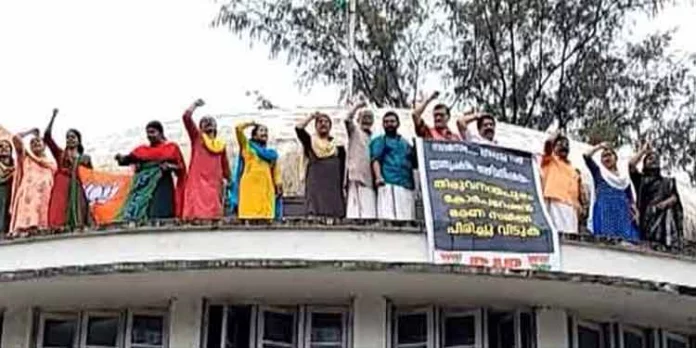 ആര്യാ രാജേന്ദ്രന്റെ രാജി ആവശ്യപ്പെട്ട് പ്രതിപക്ഷ പ്രതിഷേധം ആറാം ദിവസവും ശക്തo ; പോലീസിന് കസേരയേറ് ആര്യാ രാജേന്ദ്രന്റെ രാജി ആവശ്യപ്പെട്ട് പ്രതിപക്ഷ പ്രതിഷേധം ആറാം ദിവസവും ശക്തo ; പോലീസിന് കസേരയേറ്