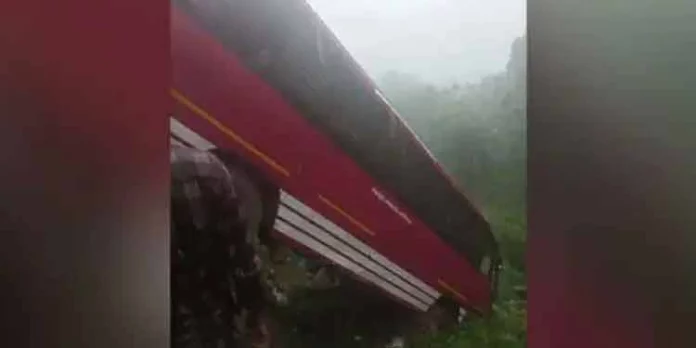 സീതത്തോട് സ്വകാര്യ ബസ് മറിഞ്ഞ് 10 പേര്ക്ക് പരിക്ക് സീതത്തോട് സ്വകാര്യ ബസ് മറിഞ്ഞ് 10 പേര്ക്ക് പരിക്ക്