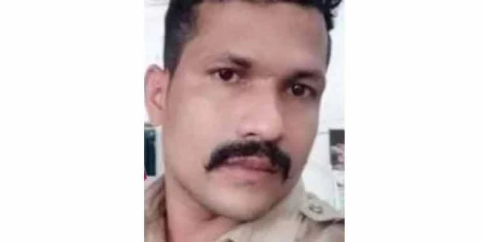 തട്ടിപ്പ് കേസിലെ പ്രതിയായ പോലീസുകാരന് തൂങ്ങി മരിച്ചു തട്ടിപ്പ് കേസിലെ പ്രതിയായ പോലീസുകാരന് തൂങ്ങി മരിച്ചു