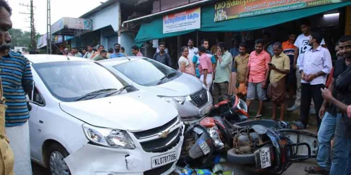 മന്ദമരുതിയിൽ നിയന്ത്രണം വിട്ട കാർ ഇടിച്ചു നാല് വാഹനങ്ങൾക്ക് കേടുപാടുകൾ സംഭവിച്ചു മന്ദമരുതിയിൽ നിയന്ത്രണം വിട്ട കാർ ഇടിച്ചു നാല് വാഹനങ്ങൾക്ക് കേടുപാടുകൾ സംഭവിച്ചു