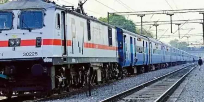 ബറേലിയില് തര്ക്കത്തെത്തുടര്ന്ന് ടിക്കറ്റ് ചെക്കര് ഓടുന്ന ട്രെയിനിനടിയിലേക്ക് തള്ളിയിട്ട സൈനികന്റെ കാല് നഷ്ടപ്പെട്ടു ബറേലിയില് തര്ക്കത്തെത്തുടര്ന്ന് ടിക്കറ്റ് ചെക്കര് ഓടുന്ന ട്രെയിനിനടിയിലേക്ക് തള്ളിയിട്ട സൈനികന്റെ കാല് നഷ്ടപ്പെട്ടു