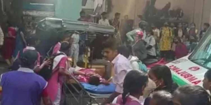 ഹൈദരാബാദില് പതിനഞ്ചോളം കോളേജ് വിദ്യാര്ഥികളെ വിഷവാതകം ശ്വസിച്ചതിനെ തുടര്ന്ന് ആശുപത്രിയില് പ്രവേശിപ്പിച്ചു ഹൈദരാബാദില് പതിനഞ്ചോളം കോളേജ് വിദ്യാര്ഥികളെ വിഷവാതകം ശ്വസിച്ചതിനെ തുടര്ന്ന് ആശുപത്രിയില് പ്രവേശിപ്പിച്ചു
