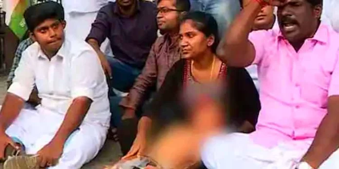 ഏഴുവയസുകാരനെ ഉടുപ്പിടാതെ നിലത്ത് കിടത്തി യൂത്ത് കോണ്ഗ്രസ് പ്രതിഷേധം ഏഴുവയസുകാരനെ ഉടുപ്പിടാതെ നിലത്ത് കിടത്തി യൂത്ത് കോണ്ഗ്രസ് പ്രതിഷേധം