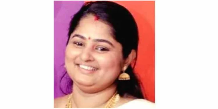 യുവതിയെ മരണത്തിലേക്ക് തള്ളിയിട്ട ബൈക്ക് യാത്രക്കാരന് അറസ്റ്റില് യുവതിയെ മരണത്തിലേക്ക് തള്ളിയിട്ട ബൈക്ക് യാത്രക്കാരന് അറസ്റ്റില്