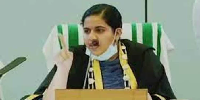 ഭരണ–പ്രതിപക്ഷ സംഘര്ഷo ; നിയമനക്കത്ത് വിവാദം ചര്ച്ചചെയ്യാന് വിളിച്ച കൗണ്സില് യോഗം മേയർ പരിച്ചുവിട്ടു ഭരണ–പ്രതിപക്ഷ സംഘര്ഷo ; നിയമനക്കത്ത് വിവാദം ചര്ച്ചചെയ്യാന് വിളിച്ച കൗണ്സില് യോഗം മേയർ പരിച്ചുവിട്ടു