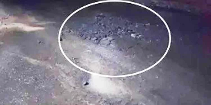 മാനം കറുത്തതേയുള്ളു…എലിയറക്കല് പള്ളിക്ക് സമീപം പുതിയതായി ടാര് ചെയ്ത പുനലൂര് മൂവാറ്റുപുഴ സംസ്ഥാനപാത പാളികളായി പൊളിയുന്നു മാനം കറുത്തതേയുള്ളു…എലിയറക്കല് പള്ളിക്ക് സമീപം പുതിയതായി ടാര് ചെയ്ത പുനലൂര് മൂവാറ്റുപുഴ സംസ്ഥാനപാത പാളികളായി പൊളിയുന്നു