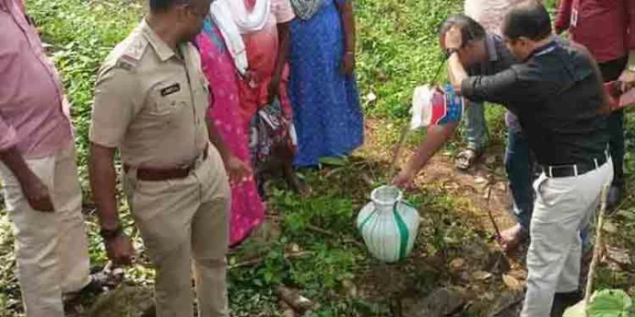 സ്വകാര്യ വ്യക്തി തടഞ്ഞുവെച്ച കുളവും വഴിയും റവന്യൂ വകുപ്പ് പൊതുജനങ്ങള്ക്ക് തുറന്ന് നല്കി സ്വകാര്യ വ്യക്തി തടഞ്ഞുവെച്ച കുളവും വഴിയും റവന്യൂ വകുപ്പ് പൊതുജനങ്ങള്ക്ക് തുറന്ന് നല്കി