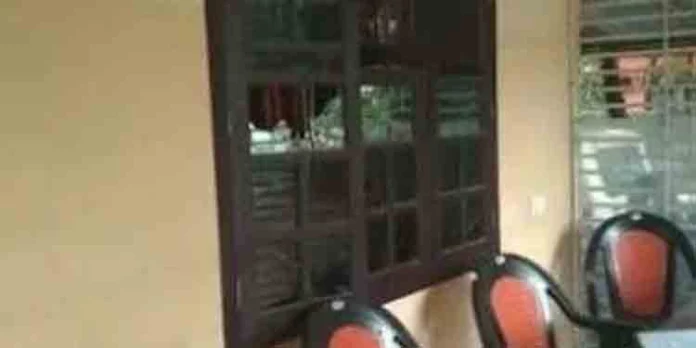 തിരുവനന്തപുരം നഗരത്തില് വീടിന് നേരെ ബോംബേറ് തിരുവനന്തപുരം നഗരത്തില് വീടിന് നേരെ ബോംബേറ്