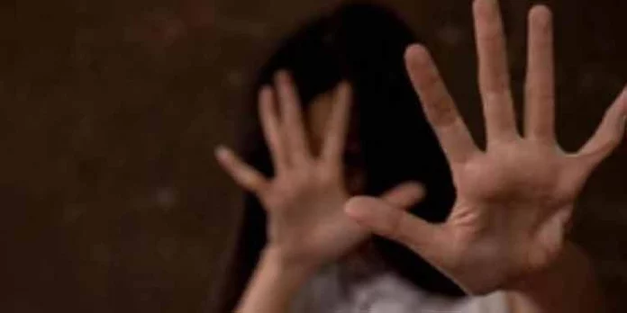 വിദ്യാര്ഥിനിയെ കടന്ന് പിടിച്ച് അധ്യാപകന്, അറിഞ്ഞിട്ടും അനങ്ങാതെ സ്കൂള് ; തൃപ്പൂണിത്തുറയില് കൂടുതല് അറസ്റ്റ് വിദ്യാര്ഥിനിയെ കടന്ന് പിടിച്ച് അധ്യാപകന്, അറിഞ്ഞിട്ടും അനങ്ങാതെ സ്കൂള് ; തൃപ്പൂണിത്തുറയില് കൂടുതല് അറസ്റ്റ്