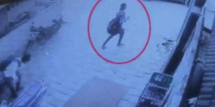 ബോംബ് ഘടിപ്പിച്ച ബാഗുമായി മുഹമ്മദ് ഷാരിഖ് ; മംഗളുരു സ്ഫോടന കേസിലെ പ്രതിയുടെ സിസിടിവി ദൃശ്യങ്ങള് പുറത്ത് ബോംബ് ഘടിപ്പിച്ച ബാഗുമായി മുഹമ്മദ് ഷാരിഖ് ; മംഗളുരു സ്ഫോടന കേസിലെ പ്രതിയുടെ സിസിടിവി ദൃശ്യങ്ങള് പുറത്ത്