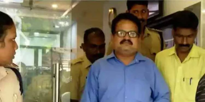 തൃപ്പൂണിത്തുറ ലൈംഗിക അതിക്രമo : അധ്യാപകർ പെൺകുട്ടിയുടെ കുടുംബത്തെ പരാതി നൽകാതിരിക്കാൻ നിർബന്ധിച്ചെന്ന് വിവരം; പ്രധാന അധ്യാപികയുള്പ്പെടെ അറസ്റ്റില് തൃപ്പൂണിത്തുറ ലൈംഗിക അതിക്രമo : അധ്യാപകർ പെൺകുട്ടിയുടെ കുടുംബത്തെ പരാതി നൽകാതിരിക്കാൻ നിർബന്ധിച്ചെന്ന് വിവരം; പ്രധാന അധ്യാപികയുള്പ്പെടെ അറസ്റ്റില്