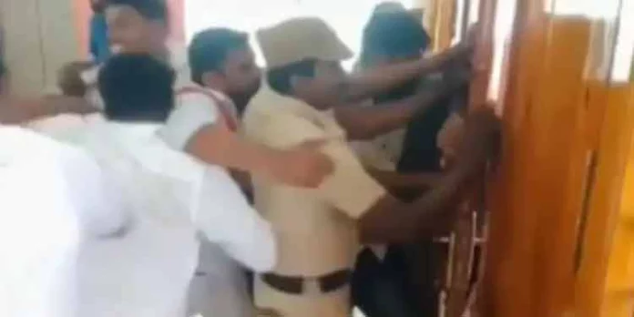ഉദയനിധി സ്റ്റാലിന് സന്ദര്ശനം നടത്തിയ കന്യാകുമാരിയില് ഡിഎംകെ പ്രവര്ത്തകര് തമ്മില് ചേരി തിരിഞ്ഞ് സംഘര്ഷo ഉദയനിധി സ്റ്റാലിന് സന്ദര്ശനം നടത്തിയ കന്യാകുമാരിയില് ഡിഎംകെ പ്രവര്ത്തകര് തമ്മില് ചേരി തിരിഞ്ഞ് സംഘര്ഷo