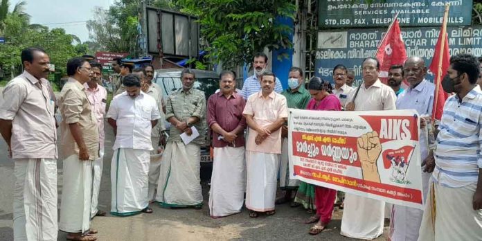 കര്ഷകര്ക്കെതിരെ കേന്ദ്ര സര്ക്കാരിന്റെ നിലപാടില് പ്രതിഷേധിച്ച് കോന്നി മണ്ഡലം കമ്മറ്റി മാർച്ചും ധർണ്ണയും നടത്തി കര്ഷകര്ക്കെതിരെ കേന്ദ്ര സര്ക്കാരിന്റെ നിലപാടില് പ്രതിഷേധിച്ച് കോന്നി മണ്ഡലം കമ്മറ്റി മാർച്ചും ധർണ്ണയും നടത്തി