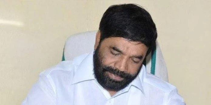 അപകടത്തിൽപ്പെട്ട പ്രതിശ്രുതവരന് രക്ഷകനായി മന്ത്രി വാസവൻ അപകടത്തിൽപ്പെട്ട പ്രതിശ്രുതവരന് രക്ഷകനായി മന്ത്രി വാസവൻ