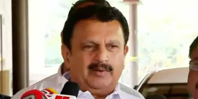 ശശി തരൂരിനെതിരായ പ്രതിപക്ഷ നേതാവ് വി.ഡി സതീശന്റെ നിലപാട് തള്ളി കെ മുരളീധരൻ ശശി തരൂരിനെതിരായ പ്രതിപക്ഷ നേതാവ് വി.ഡി സതീശന്റെ നിലപാട് തള്ളി കെ മുരളീധരൻ
