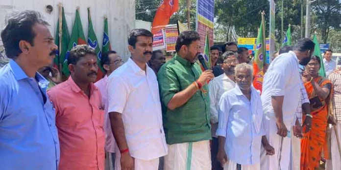 ശബരിമല തീർത്ഥാടകരെ ചൂഷണം ചെയ്യുന്ന കെഎസ്ആര്ടിസി നിലപാടിനെതിരെ പ്രതിഷേധo ശബരിമല തീർത്ഥാടകരെ ചൂഷണം ചെയ്യുന്ന കെഎസ്ആര്ടിസി നിലപാടിനെതിരെ പ്രതിഷേധo