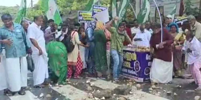 താങ്ങുവില വര്ദ്ധിപ്പിക്കുന്നില്ല ; നാളികേരമുടച്ച് പ്രതിഷേധിച്ച് കിസാന് ജനത താങ്ങുവില വര്ദ്ധിപ്പിക്കുന്നില്ല ; നാളികേരമുടച്ച് പ്രതിഷേധിച്ച് കിസാന് ജനത
