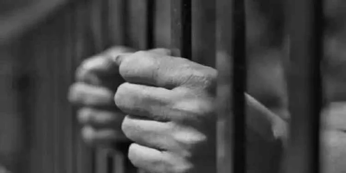 എറണാകുളം സബ് കോടതിയിൽ പ്രതി ആത്മഹത്യക്ക് ശ്രമിച്ചു എറണാകുളം സബ് കോടതിയിൽ പ്രതി ആത്മഹത്യക്ക് ശ്രമിച്ചു