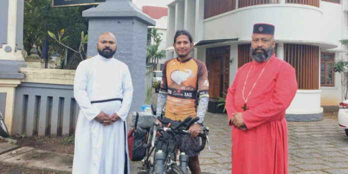 കാലാവസ്ഥ വ്യതിയാനത്തെ കുറിച്ച് സമൂഹത്തോട് പറയാൻ സാഹസിക സൈക്കിൾ യാത്ര ; യുവാവിന് തലസ്ഥാനത്ത് ഊഷ്മളമായ സ്വീകരണം കാലാവസ്ഥ വ്യതിയാനത്തെ കുറിച്ച് സമൂഹത്തോട് പറയാൻ സാഹസിക സൈക്കിൾ യാത്ര ; യുവാവിന് തലസ്ഥാനത്ത് ഊഷ്മളമായ സ്വീകരണം