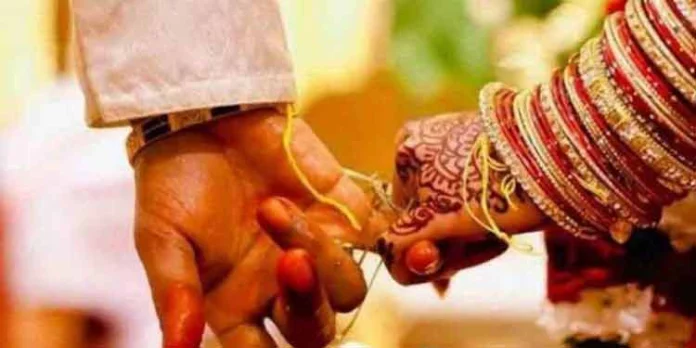 കോഴിക്കോട് ബാലവിവാഹം : രക്ഷിതാക്കള്ക്കും വരനുമെതിരെ കേസ് കോഴിക്കോട് ബാലവിവാഹം : രക്ഷിതാക്കള്ക്കും വരനുമെതിരെ കേസ്