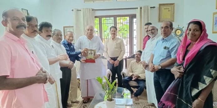 ജസ്റ്റിസ് കെ.റ്റി തോമസ് കരുണയുടെ ആൾ രൂപം : ജസ്റ്റിസ് എം.ആർ. ഹരിഹരൻനായർ ജസ്റ്റിസ് കെ.റ്റി തോമസ് കരുണയുടെ ആൾ രൂപം : ജസ്റ്റിസ് എം.ആർ. ഹരിഹരൻനായർ