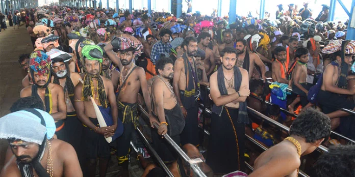 ശബരിമല സന്നിധാനത്ത് ദർശനത്തിനായി വൻ ഭക്തജന തിരക്ക് ശബരിമല സന്നിധാനത്ത് ദർശനത്തിനായി വൻ ഭക്തജന തിരക്ക്