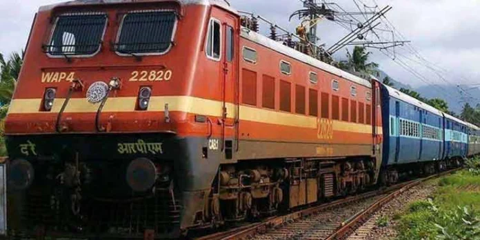 എഗ്മോർ എക്സ്പ്രസിൽ രക്തത്തിൽ കുളിച്ച നിലയിൽ യുവാവിനെ കണ്ടെത്തി എഗ്മോർ എക്സ്പ്രസിൽ രക്തത്തിൽ കുളിച്ച നിലയിൽ യുവാവിനെ കണ്ടെത്തി