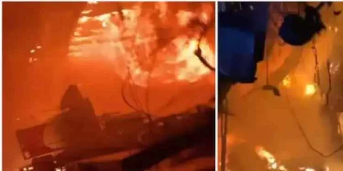 ഡല്ഹി ഭഗീരഥ് പാലസ് ഇലക്ട്രോണിക് മാര്ക്കറ്റില് വന് തീപിടിത്തം ഡല്ഹി ഭഗീരഥ് പാലസ് ഇലക്ട്രോണിക് മാര്ക്കറ്റില് വന് തീപിടിത്തം