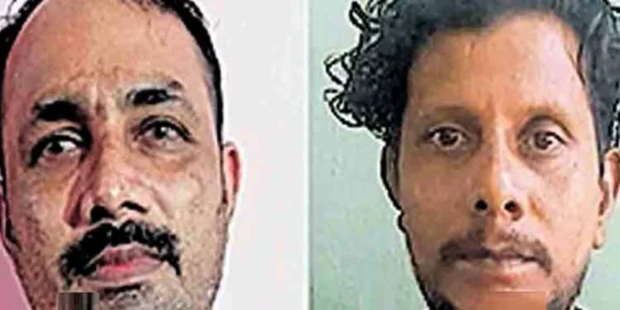 ക്ഷേത്രത്തില് ദര്ശനത്തിന് എത്തിയ ദമ്പതികളുടെ ലോക്ക് ചെയ്ത സ്കൂട്ടറിന്റെ ബോക്സ് തുറന്നു മൊബൈല് ഫോണുകളും പണവും കവര്ന്ന രണ്ടു പേര് പിടിയില് ക്ഷേത്രത്തില് ദര്ശനത്തിന് എത്തിയ ദമ്പതികളുടെ ലോക്ക് ചെയ്ത സ്കൂട്ടറിന്റെ ബോക്സ് തുറന്നു മൊബൈല് ഫോണുകളും പണവും കവര്ന്ന രണ്ടു പേര് പിടിയില്