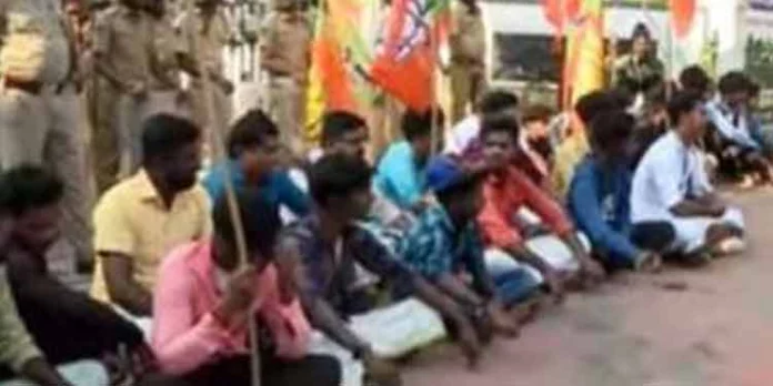 കത്ത് വിവാദത്തിൽ മേയർ ആര്യാ രാജേന്ദ്രന്റെ രാജിയാവശ്യപ്പെട്ട് തിരുവനന്തപുരം നഗരസഭയിൽ ഇന്നും യുവമോർച്ച ഉപരോധം കത്ത് വിവാദത്തിൽ മേയർ ആര്യാ രാജേന്ദ്രന്റെ രാജിയാവശ്യപ്പെട്ട് തിരുവനന്തപുരം നഗരസഭയിൽ ഇന്നും യുവമോർച്ച ഉപരോധം