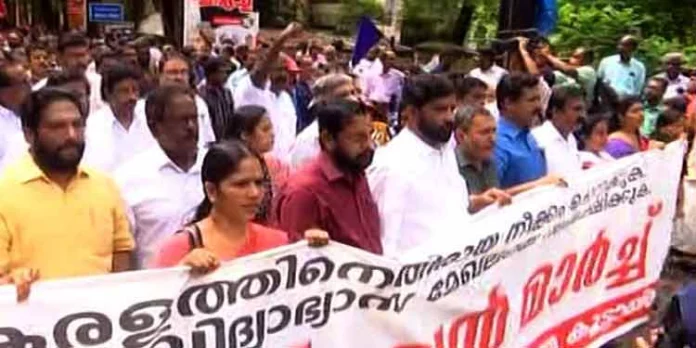 രാജ്ഭവന് മാര്ച്ചില് പങ്കെടുത്ത സര്ക്കാര് ഉദ്യോഗസ്ഥര്ക്ക് ചീഫ് സെക്രട്ടറിയുടെ കാരണം കാണിക്കല് നോട്ടിസ് രാജ്ഭവന് മാര്ച്ചില് പങ്കെടുത്ത സര്ക്കാര് ഉദ്യോഗസ്ഥര്ക്ക് ചീഫ് സെക്രട്ടറിയുടെ കാരണം കാണിക്കല് നോട്ടിസ്