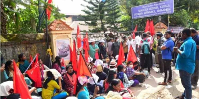 ശമ്പളമില്ല ; സമഗ്ര ശിക്ഷ കേരളയുടെ ഓഫീസ് ഉപരോധിച്ച് അധ്യാപകര് ശമ്പളമില്ല ; സമഗ്ര ശിക്ഷ കേരളയുടെ ഓഫീസ് ഉപരോധിച്ച് അധ്യാപകര്