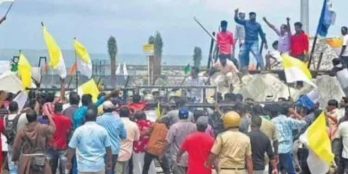 വിഴിഞ്ഞത്ത് വീണ്ടും സംഘർഷാവസ്ഥ വിഴിഞ്ഞത്ത് വീണ്ടും സംഘർഷാവസ്ഥ