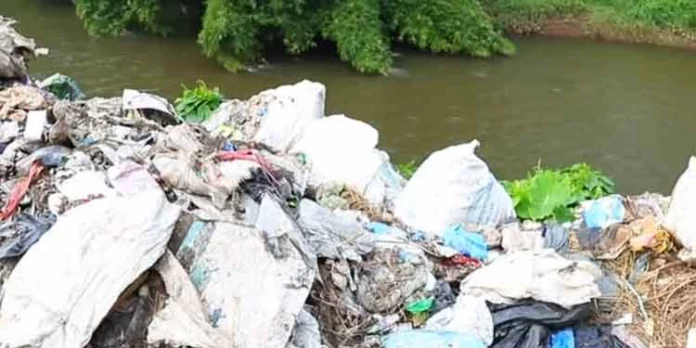 പഞ്ചായത്തിന്റെ മാലിന്യ സംഭരണ കേന്ദ്രം : കുടിവെള്ള പദ്ധതികളെ ബാധിക്കുമെന്ന ആശങ്ക ശക്തമാകുന്നു പഞ്ചായത്തിന്റെ മാലിന്യ സംഭരണ കേന്ദ്രം : കുടിവെള്ള പദ്ധതികളെ ബാധിക്കുമെന്ന ആശങ്ക ശക്തമാകുന്നു