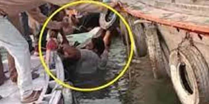 വാരണാസിയില് 34 പേരടങ്ങിയ ബോട്ട് മുങ്ങി അപകടം വാരണാസിയില് 34 പേരടങ്ങിയ ബോട്ട് മുങ്ങി അപകടം