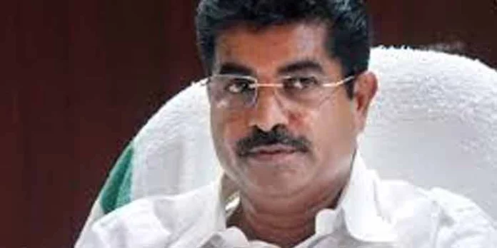 സോളര് പീഡനക്കേസില് മുന്മന്ത്രി അടൂര് പ്രകാശിനെതിരെ തെളിവില്ലെന്ന് സി.ബി.ഐ ; അടൂരിനെ ഒതുക്കുവാന് പി.ജെ കുര്യനും ശ്രമിച്ചു സോളര് പീഡനക്കേസില് മുന്മന്ത്രി അടൂര് പ്രകാശിനെതിരെ തെളിവില്ലെന്ന് സി.ബി.ഐ ; അടൂരിനെ ഒതുക്കുവാന് പി.ജെ കുര്യനും ശ്രമിച്ചു